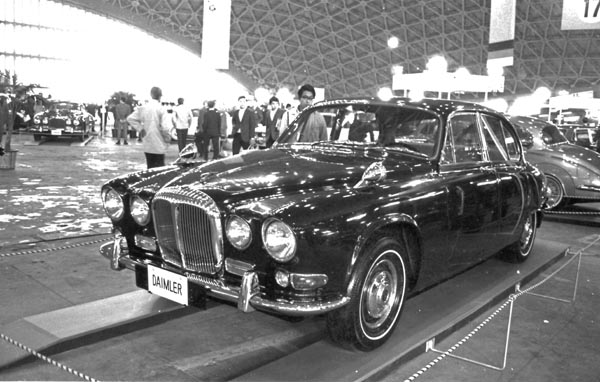 70-1b (247-23) 1970 Daimler Sovereign 4dr Saloon.jpg